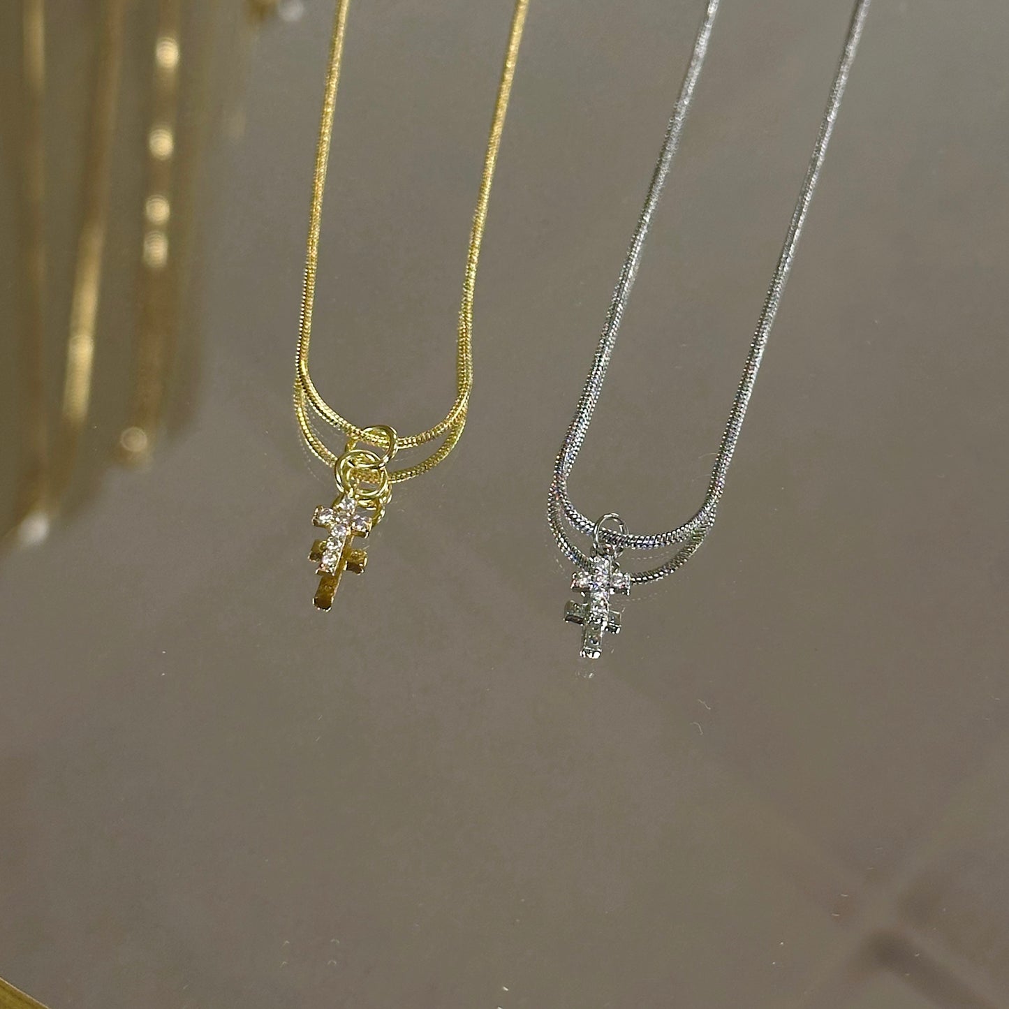 Mini cross necklace zirconia