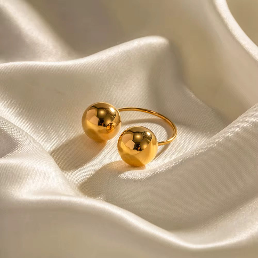 Spheres gold adjustable ring