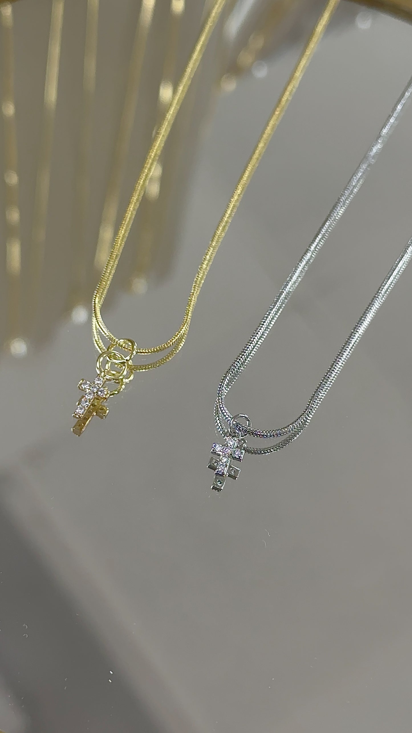 Mini cross necklace zirconia