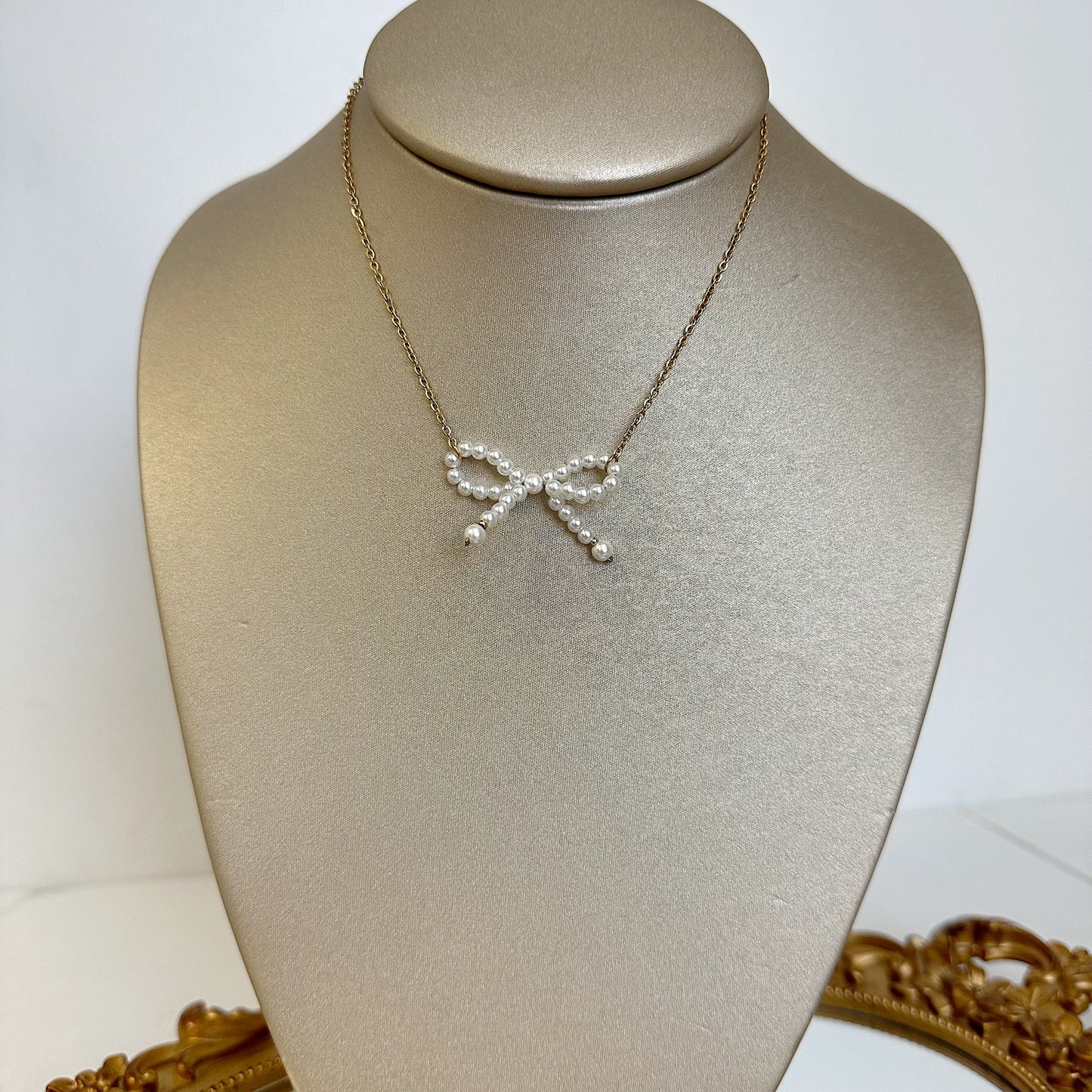 Bow pearl necklace