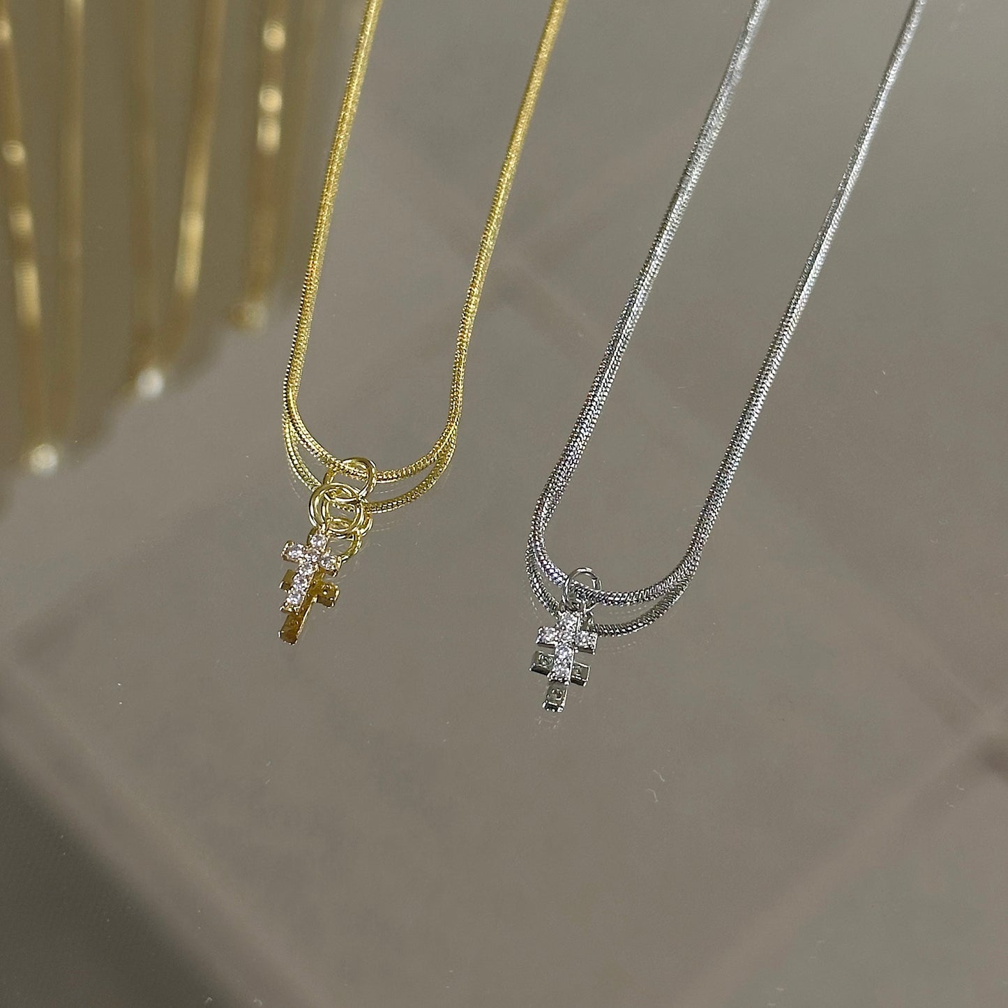 Mini cross necklace zirconia