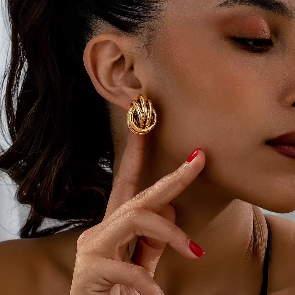 Gold Knott earring