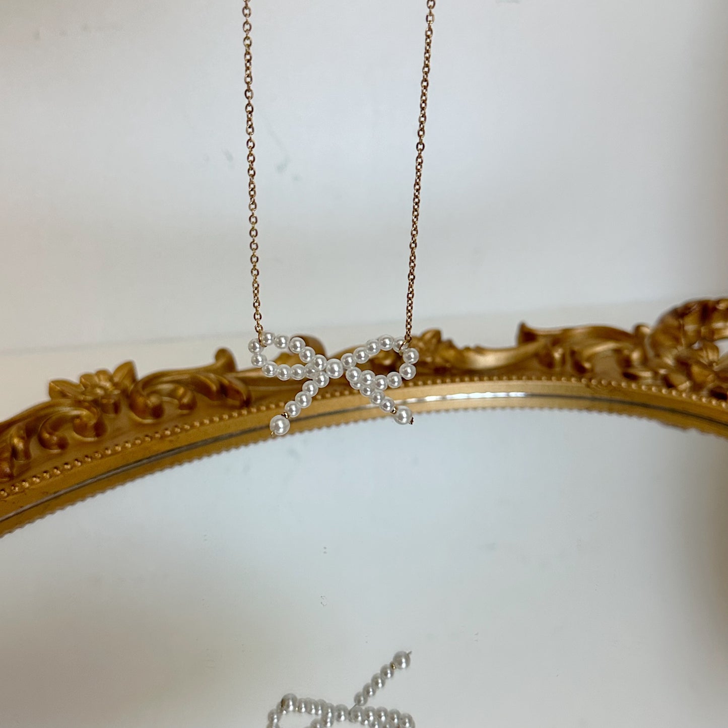 Bow pearl necklace
